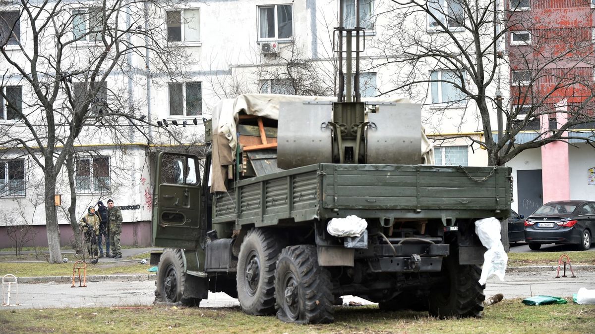 „Nejtěžší den války.“ Ukrajina žádá o pomoc civilisty